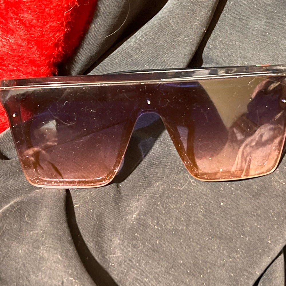 Stylish Gradient Sunglasses - image 1